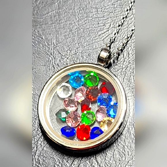 *NEW*Living Memory Floating Glass Locket Pendant & chain(comes with crystals) - Picture 8 of 9